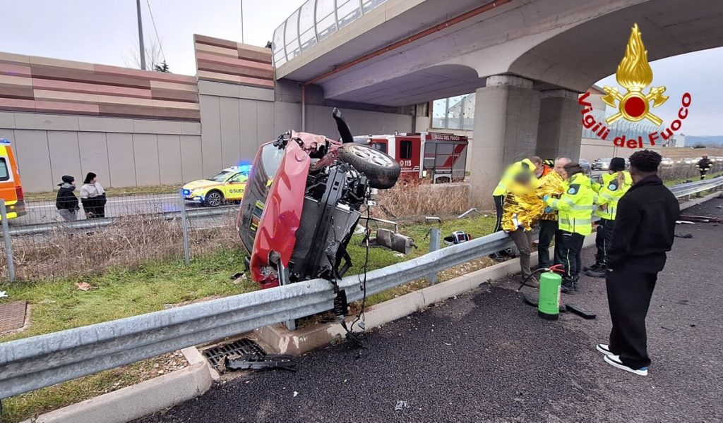 Schianto tra auto lungo la Spv: una si rovescia oltre il guardrail
