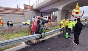 Schianto tra auto lungo la Spv: una si rovescia oltre il guardrail