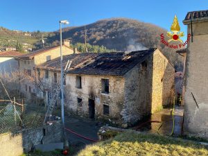 Fiamme alla stalla, mucche messe al sicuro