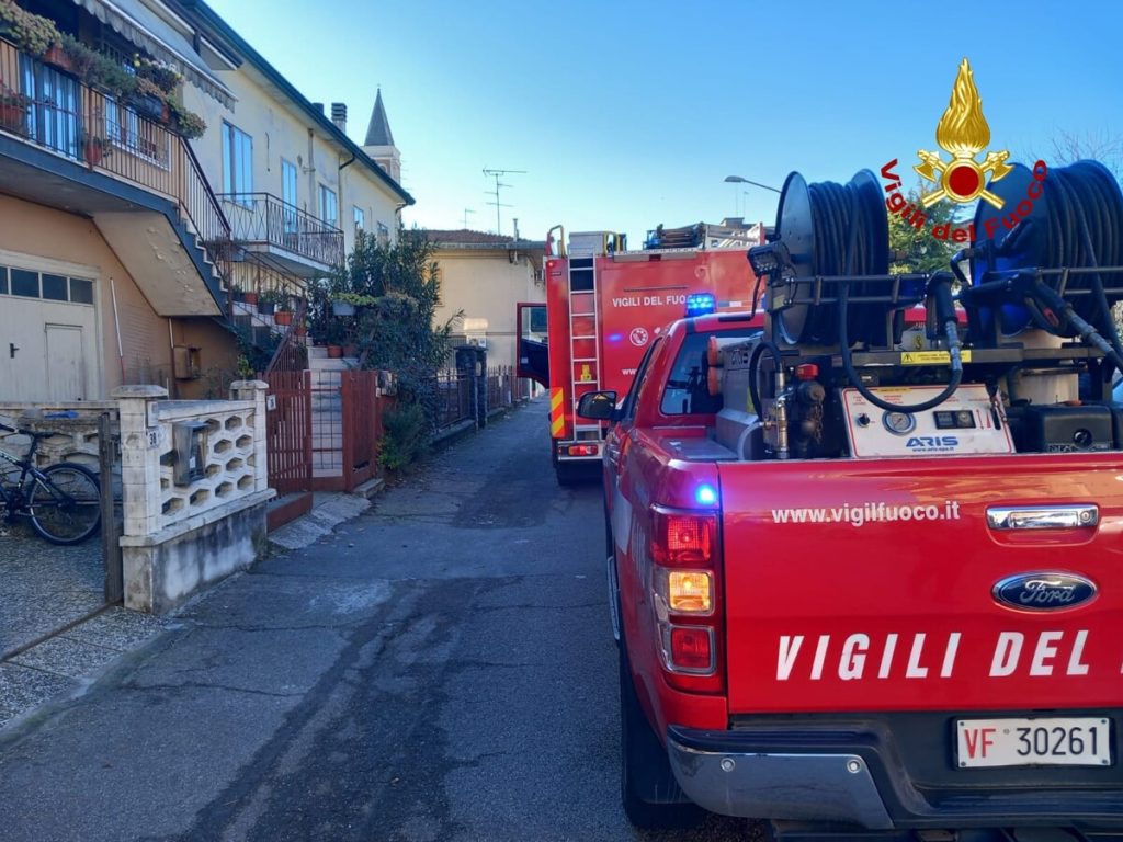 Esplosione in un appartamento, ferito un ragazzino