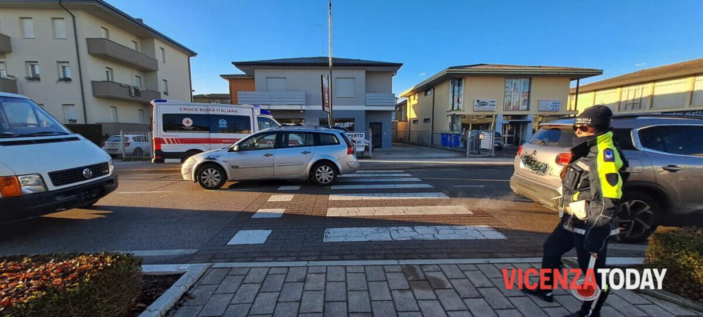 Pedone investito sulle strisce, il conducente; “Abbagliato dal sole”