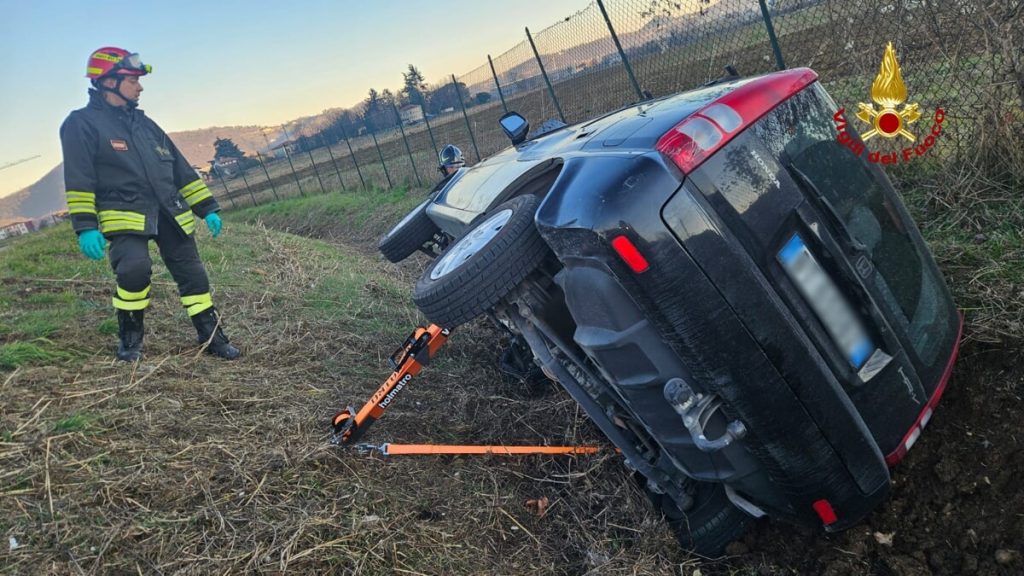 Malore improvviso, esce di strada con l'auto che si rovescia in un canale: ferito il conducente