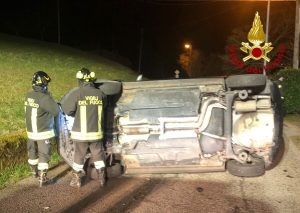 Perde il controllo dell'auto, schianto contro una recinzione: un ferito