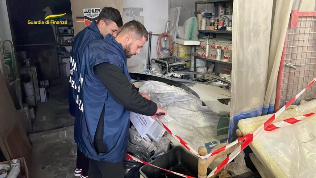 Rifiuti pericolosi in carrozzeria, blitz delle Fiamme gialle: scoperto un lavoratore in "nero"
