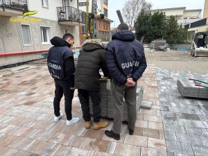 Lavoro sommerso, lavoratori in nero in un cantiere
