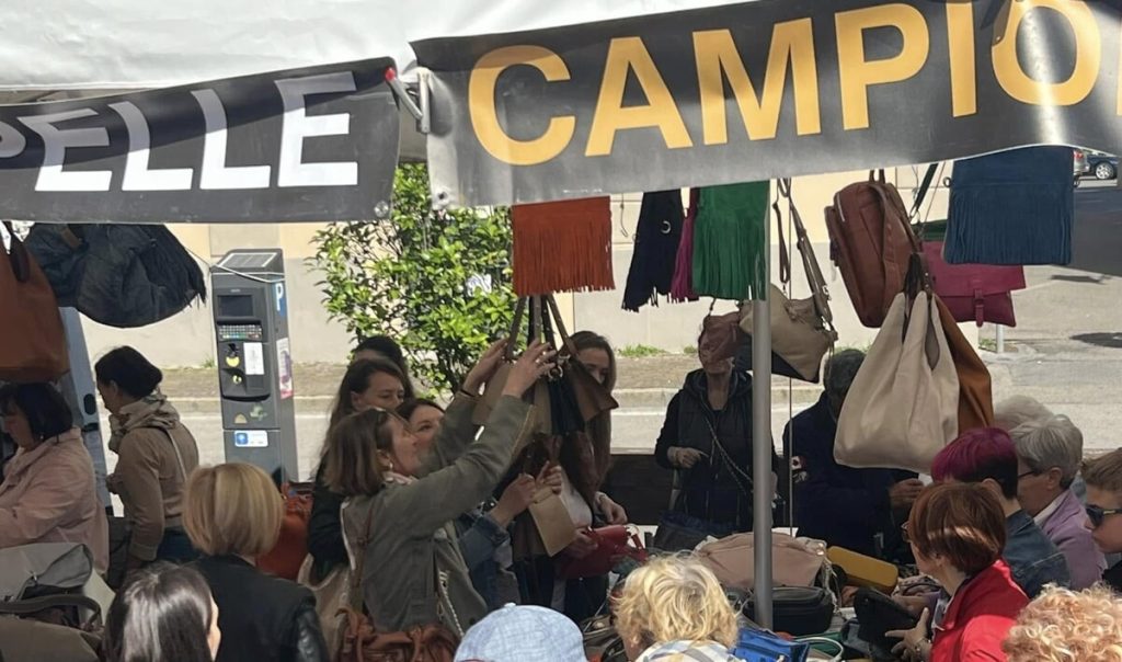 Il mercato del Forte dei Marmi a Marostica con i saldi