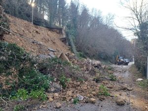 Frana il monte, strada chiusa al traffico