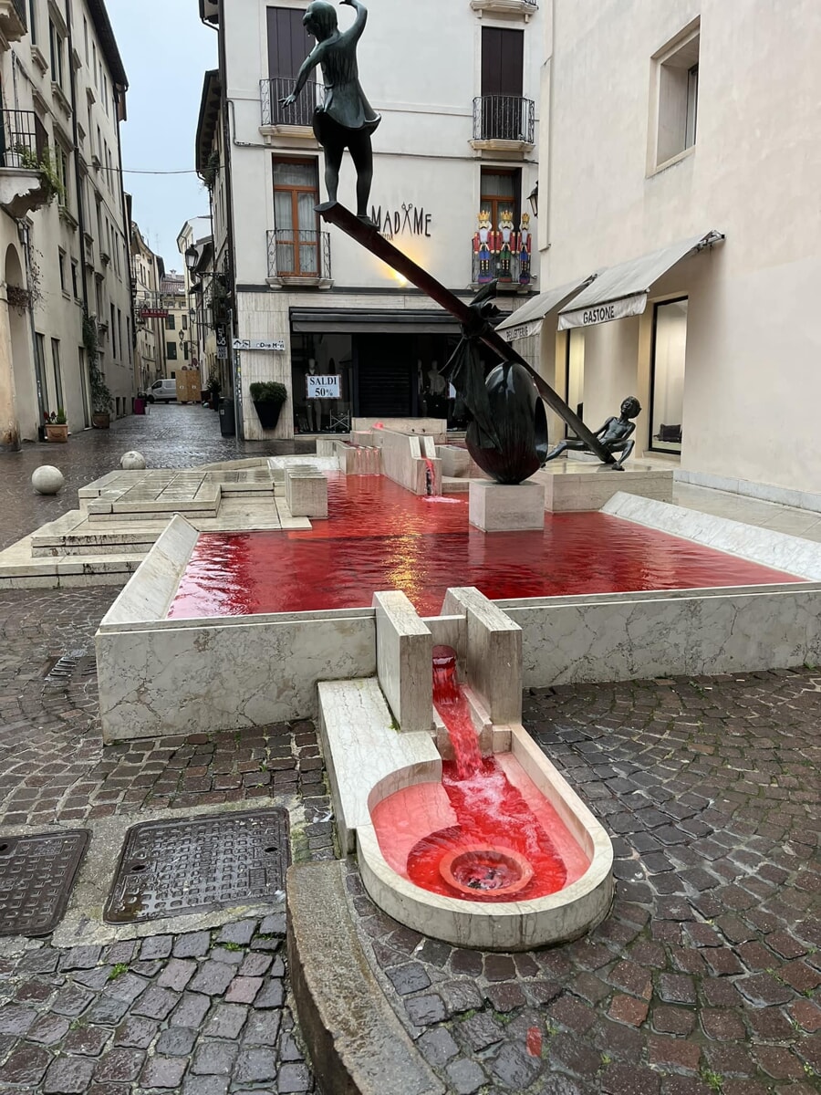 Fontana dei bambini colorata di rosso, bravata o provocazione?