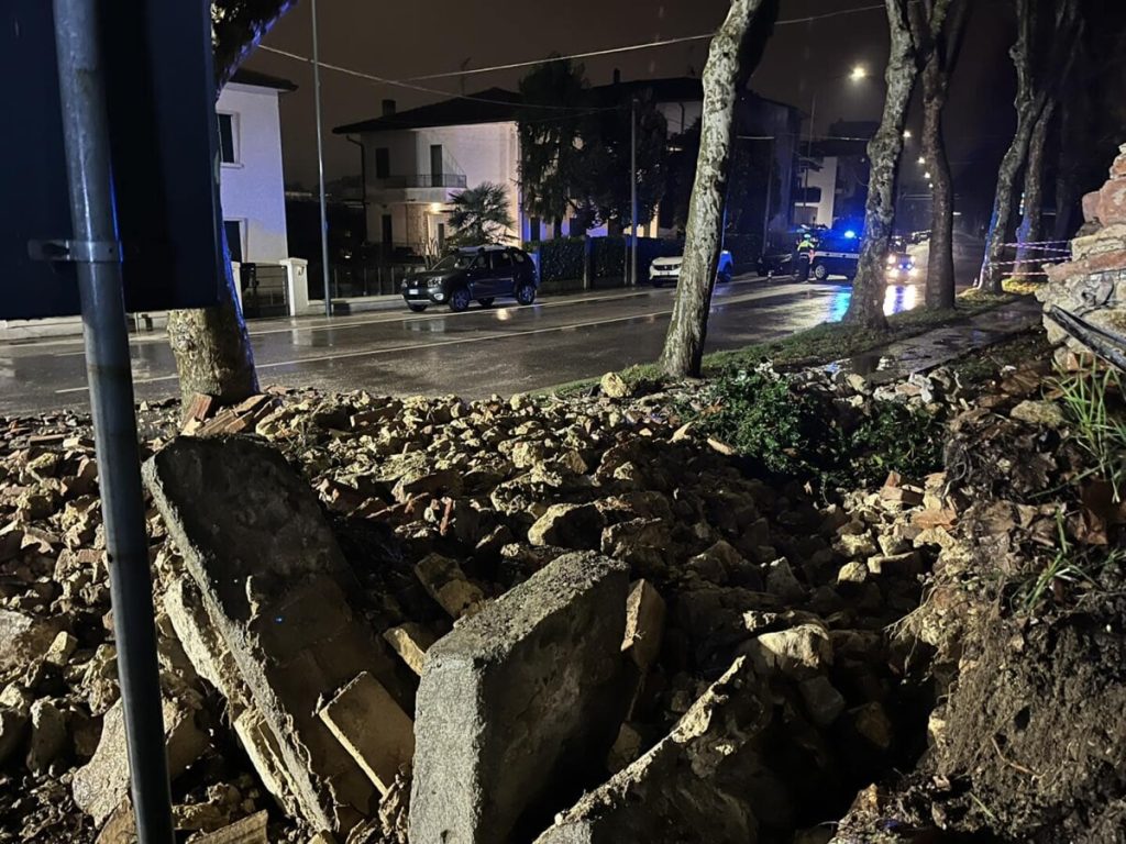 Crolla il muro della chiesa di San Giorgio, strada chiusa