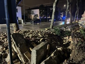 Crolla il muro della chiesa di San Giorgio, strada chiusa