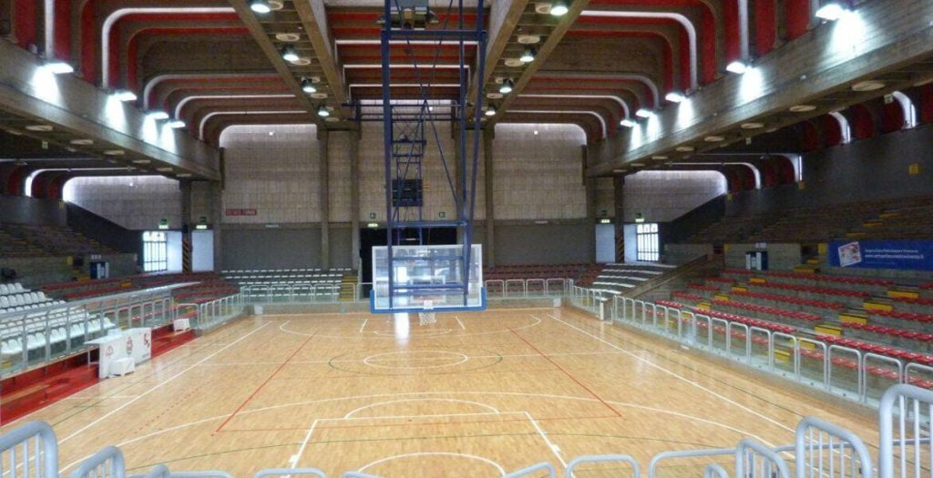 Palestra inagibile da mesi per il crollo del contro soffitto, studenti "trasferiti"