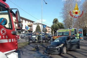Schianto tra due auto, tre feriti