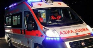 Violenta lite nella piazzola di sosta, moglie accoltella il marito