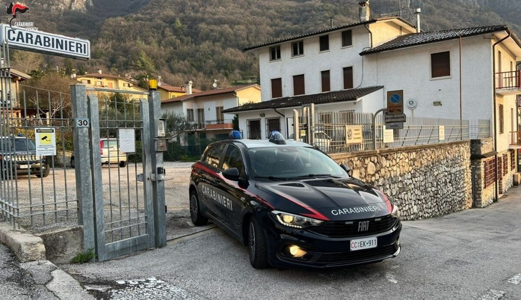 Giovane trovato morto dissanguato in casa: indagini in corso