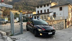 Giovane trovato morto dissanguato in casa: indagini in corso
