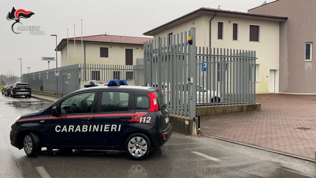 Allontanato da casa per maltrattamenti continua a vivere nel garage: arrestato