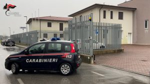 Allontanato da casa per maltrattamenti continua a vivere nel garage: arrestato