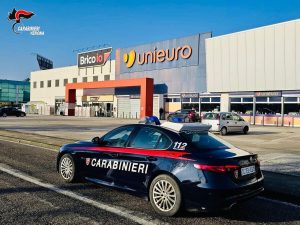 Furto all'Unieuro e poi la fuga: rintracciato con la refurtiva ancora nello zaino