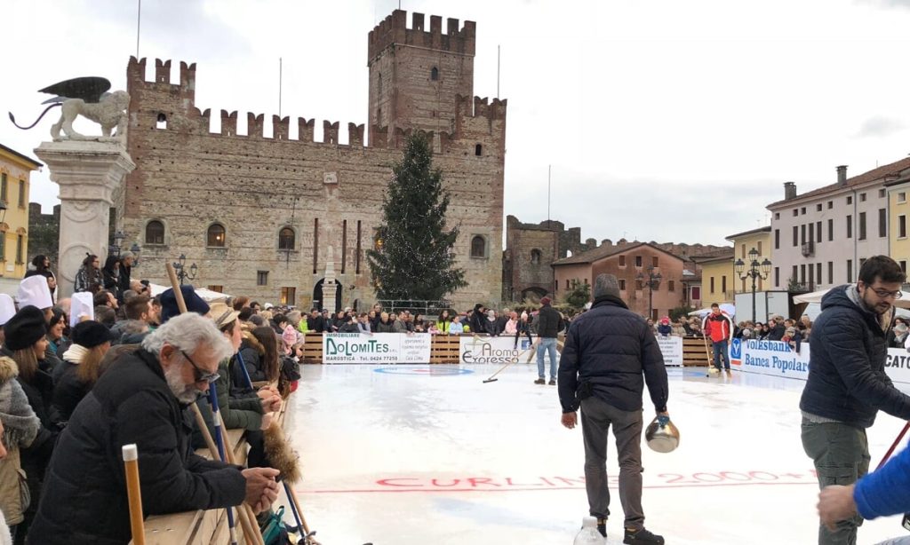 Gara di curling con pignate di minestrone a Marostica