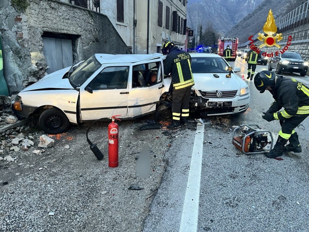 Perde il controllo dell’auto e ne tampona una parcheggiata che perde gas