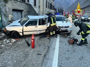 Perde il controllo dell’auto e ne tampona una parcheggiata che perde gas