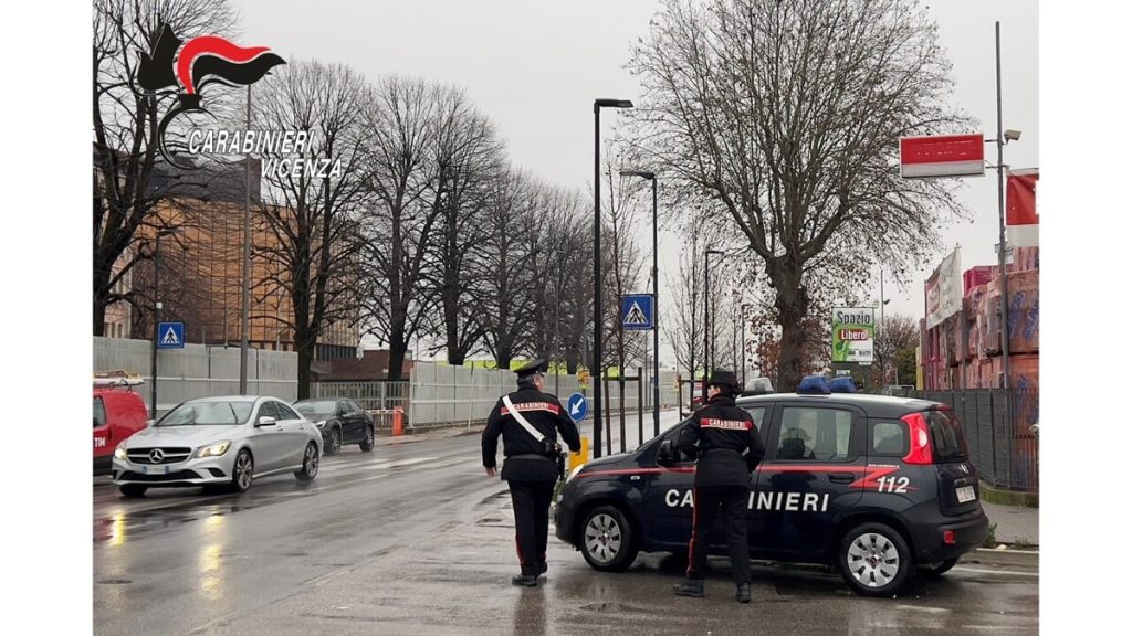 Tentato furto alle prime luci dell'alba, ladro beccato all'interno del negozio
