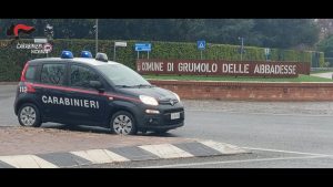 Il cane abbaia (troppo) scoppia una lite tra vicini: uno estrae una carabina