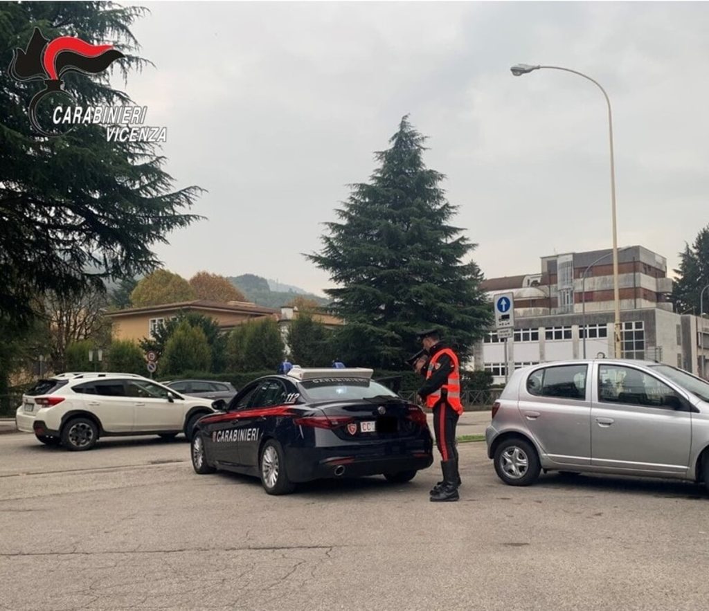 Minacciava e rapinava giovani studenti, in carcere 23enne