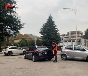 Minacciava e rapinava giovani studenti, in carcere 23enne