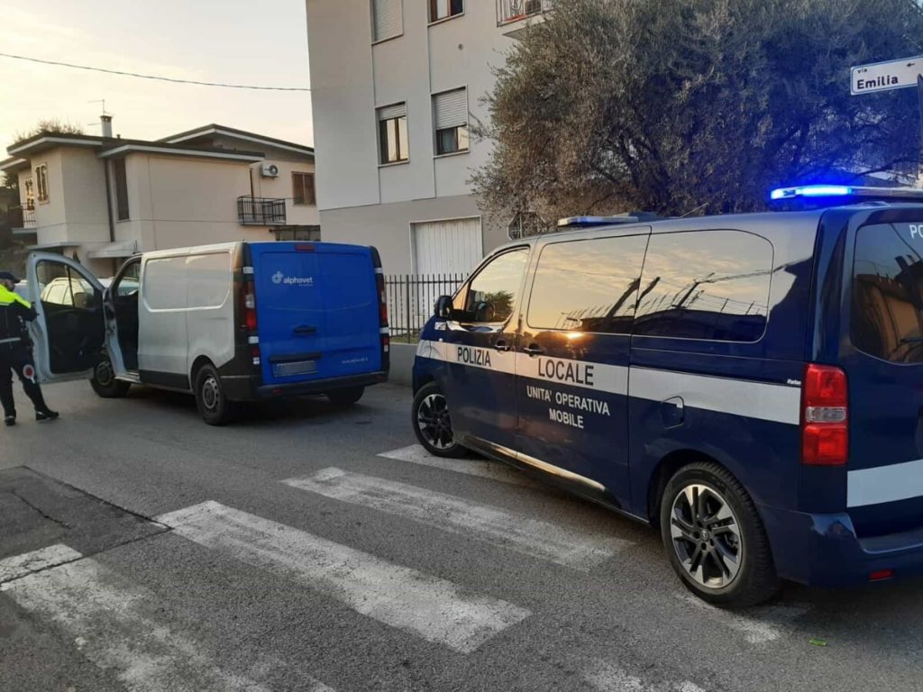 Ruba un furgone per la consegna farmaci, fermato dagli agenti si dà alla fuga