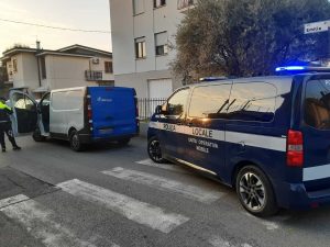 Ruba un furgone per la consegna farmaci, fermato dagli agenti si dà alla fuga