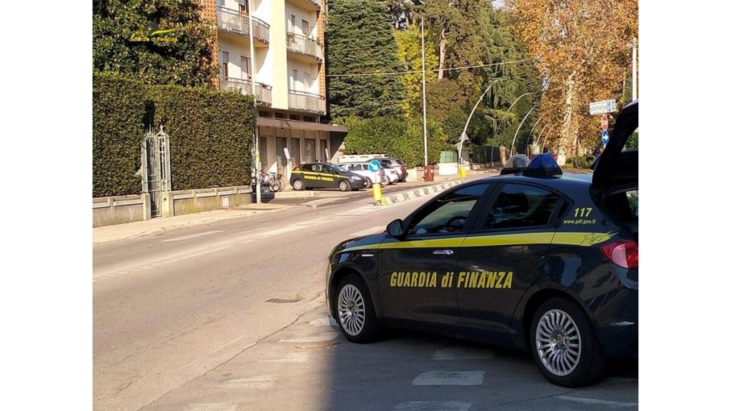 “Lavoro nero” e clandestinità, blitz delle Fiamme gialle in un laboratorio tessile