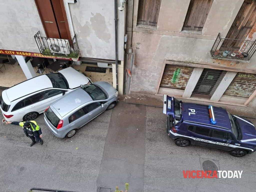 Schianto tra due auto, due feriti in ospedale