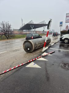 Cilindro di 32 tonnellate cade dall’autoarticolato e finisce a bordo strada