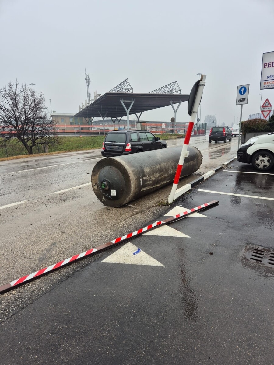 Cilindro di 32 tonnellate cade dall’autoarticolato e finisce a bordo strada