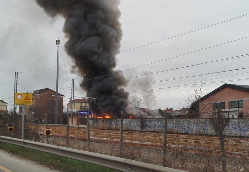 Incendio in azienda, coltre di fumo nero visibile da lontano: il sindaco tranquillizza i residenti