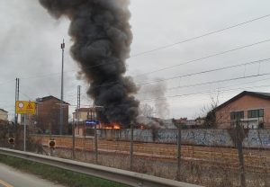 Incendio in azienda, coltre di fumo nero visibile da lontano: il sindaco tranquillizza i residenti