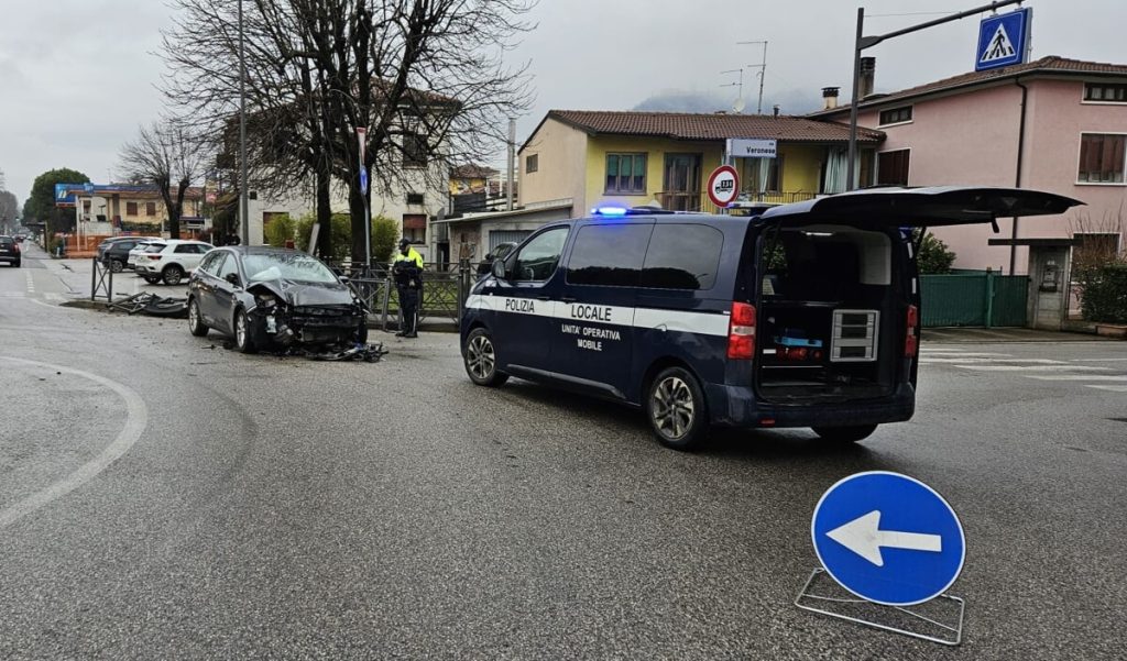 Perde il controllo dell'auto, schianto contro le barriere di protezione del marciapiede