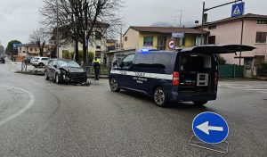 Perde il controllo dell'auto, schianto contro le barriere di protezione del marciapiede