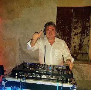 Papà e dj muore a soli 53 anni: comunità in lutto