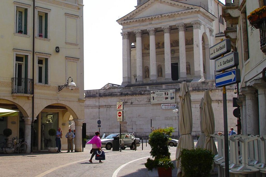 Giovane morto dissanguato, la fidanzata ha confessato l'omicidio: "Voleva accoltellarmi e mi sono difesa"