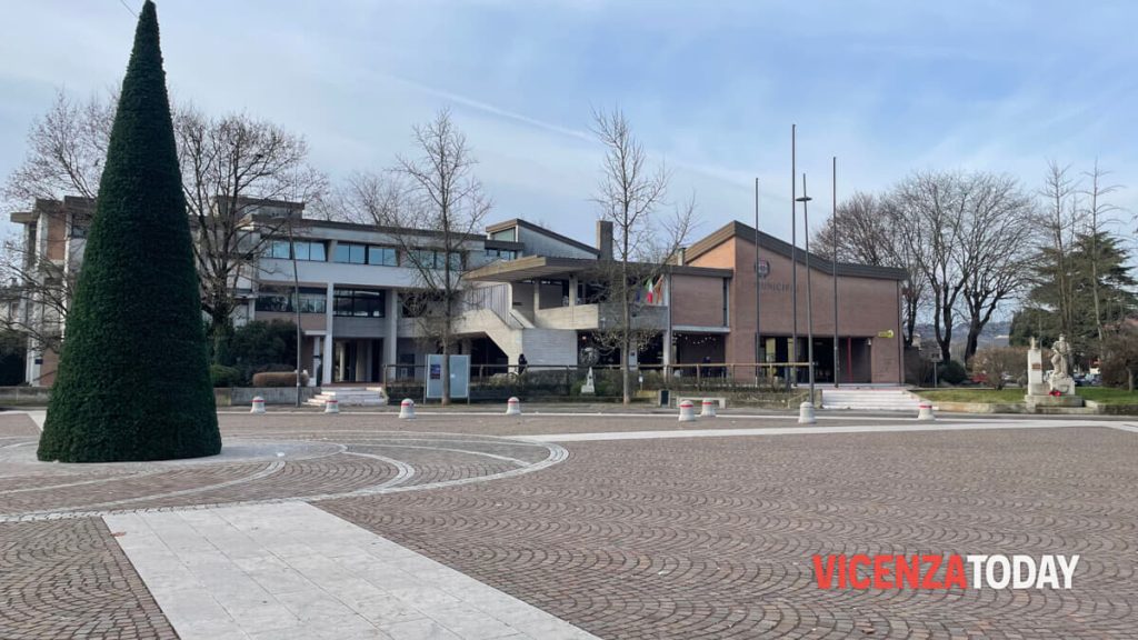 Botta e risposta sul futuro di piazza Manzoni