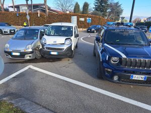 Scontro auto-autocarro in rotatoria, ferita la passeggera