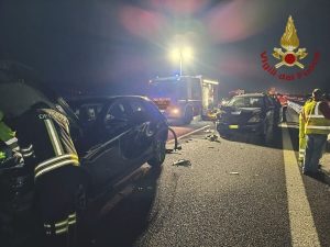 Tamponamento tra auto e mezzo pesante in A4: donna liberata estratta dai vigili del fuoco