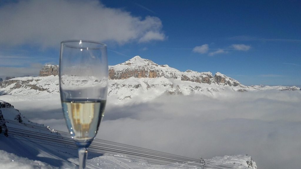 Disco Prosecco, Cortina 2026 e lo spritz al potere: quando il marketing si beve tutto