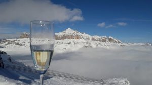 Disco Prosecco, Cortina 2026 e lo spritz al potere: quando il marketing si beve tutto
