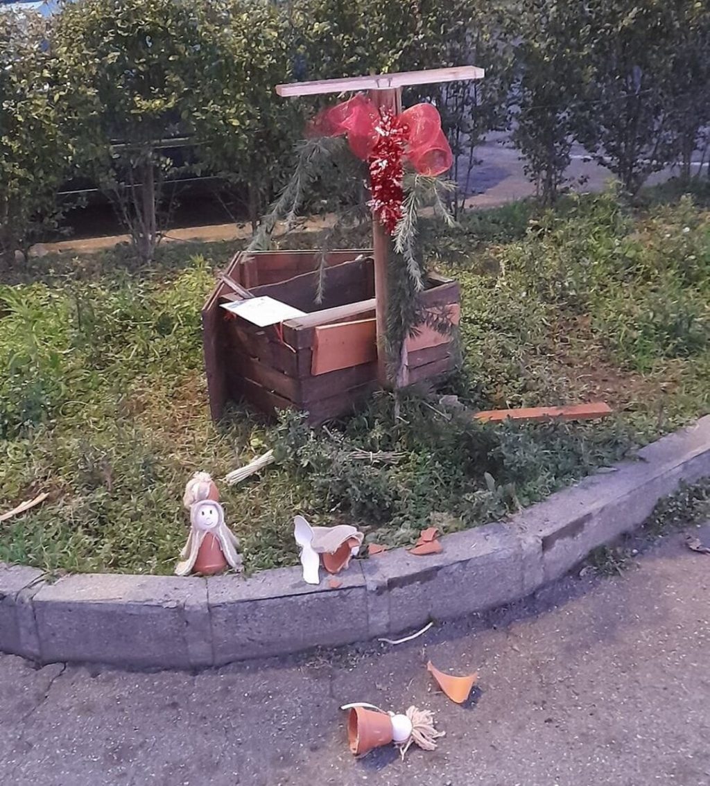 Vandali distruggono due allestimenti natalizi: è caccia ai responsabili