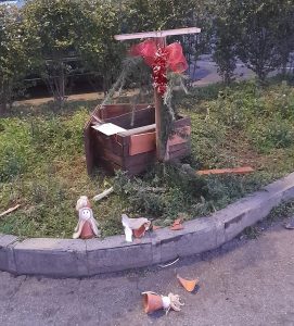Vandali distruggono due allestimenti natalizi: è caccia ai responsabili