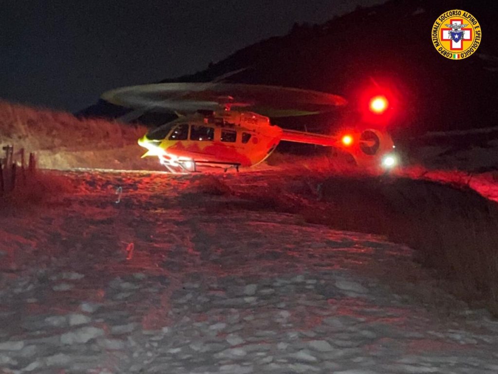 Si ferisce a una gamba mentre libera l'auto dalla neve, grave 57enne