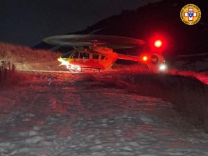 Si ferisce a una gamba mentre libera l'auto dalla neve, grave 57enne